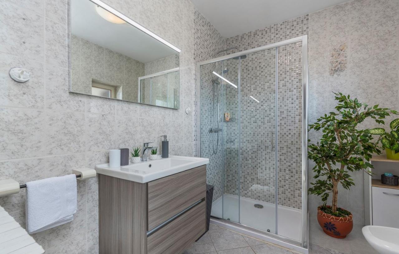 Apartments Loredana Porec Exterior photo