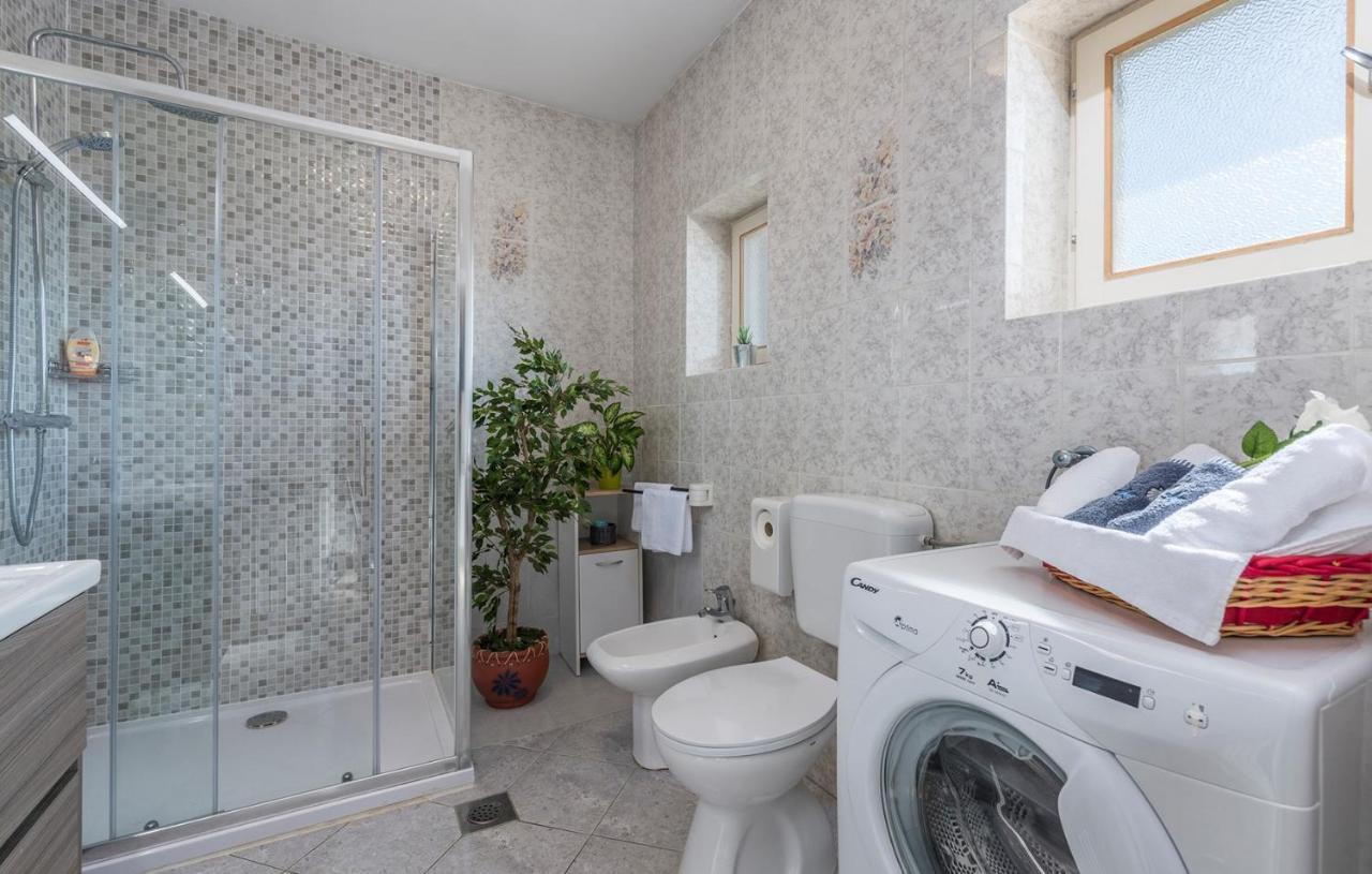 Apartments Loredana Porec Exterior photo